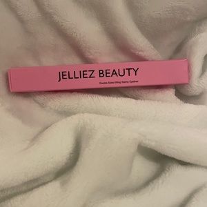 Jelliez Beauty wing stamp eyeliner
